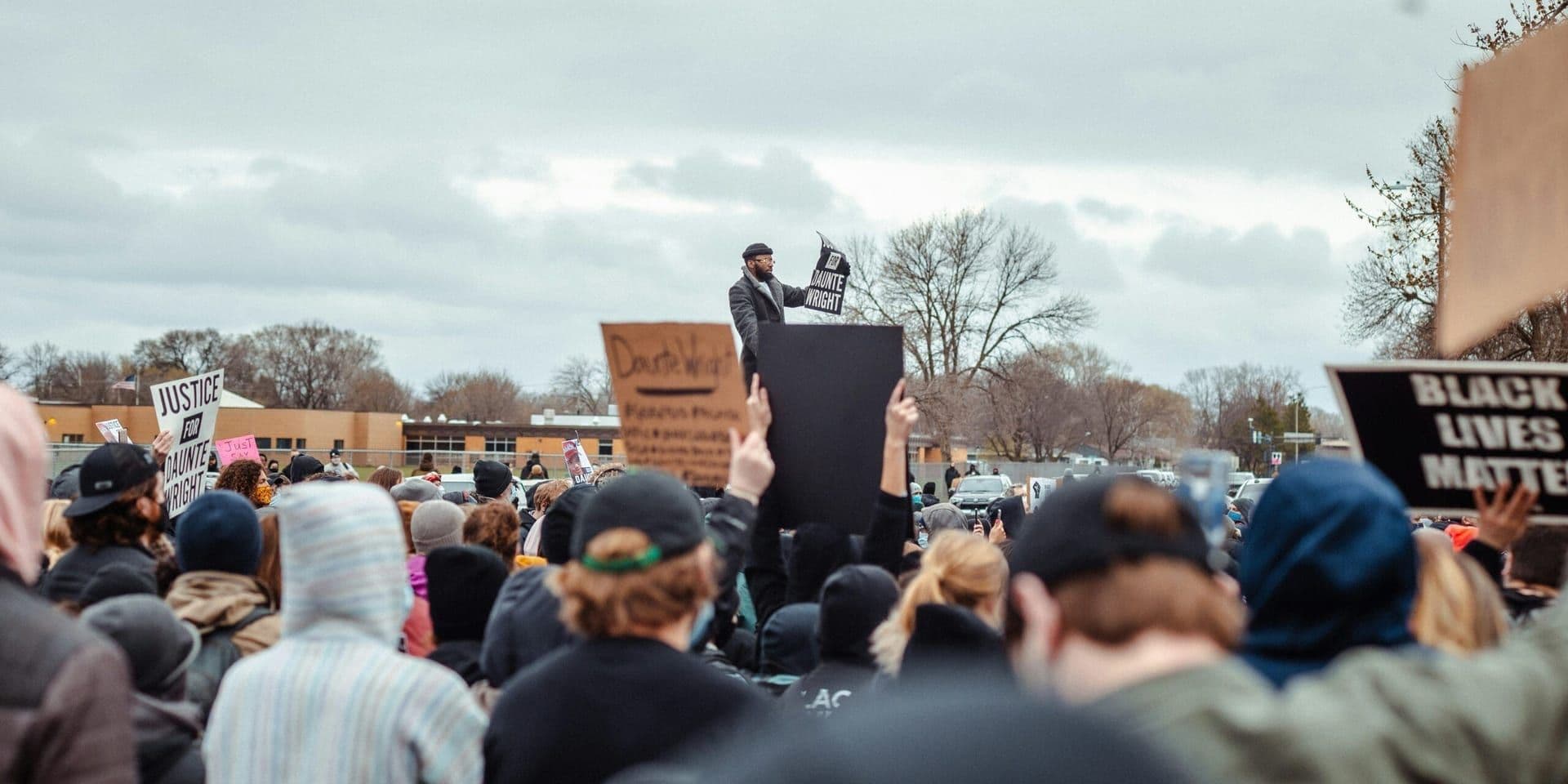 Federal Judge Limits Tactics of Immigration Agents Amid Minnesota Protests